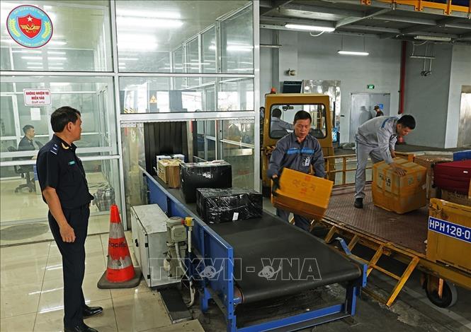 Kiểm tra hành lý khách nhập cảnh bằng máy soi chuyên dụng tại Cảng hàng không sân bay Cát Bi, thành phố Hải Phòng. Ảnh: Vũ Sinh - TTXVN