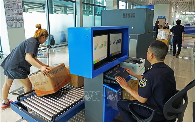 Kiểm tra hành lý khách nhập cảnh bằng hệ thống máy soi chuyên dụng tại Cảng hàng không sân bay Cát Bi, thành phố Hải Phòng. Ảnh: Vũ Sinh - TTXVN