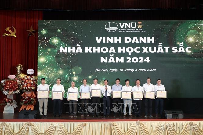 Trao Bằng khen của Giám đốc Đại học Quốc gia Hà Nội cho các nhà khoa học xuất sắc năm 2024 tại Hội nghị Khoa học, Công nghệ và Đổi mới sáng tạo năm 2025. Ảnh: TTXVN phát