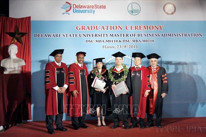 Trao bằng Thạc sỹ Quản trị Kinh doanh Quốc tế cho học viên của lớp MBA Đại học Công bang Delaware - Hoa Kỳ (DSU). Đây là Lễ tốt nghiệp đầu tiên tại Việt Nam của chương trình đào tạo Thạc sỹ Quản trị Kinh doanh có chất lượng thuộc hàng đầu Hoa Kỳ và thế giới do Trung tâm Công nghệ đào tạo và Hệ thống việc làm (ETC) - Đại học Quốc gia Hà Nội và Đại học Công bang Delaware - Hoa Kỳ (DSU) liên kết. Ảnh: Thanh Tùng-TTXVN