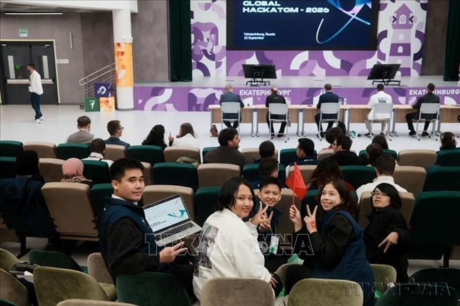 6 sinh viên đến từ trường Đại học Khoa học Tự nhiên (Đại học Quốc gia Hà Nội) tham gia tranh tài tại Vòng chung kết quốc tế cuộc thi Global HackAtom 2026. Đây là lần đầu tiên trong lịch sử Việt Nam có đại diện góp mặt tại sân chơi công nghệ hạt nhân và năng lượng nguyên tử quy mô lớn (2026). Ảnh: TTXVN phát