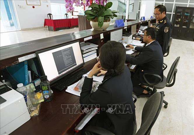 Hoạt động nghiệp vụ của công chức hải quan trên hệ thống VNACCS/VCIS. Ảnh: Vũ Sinh - TTXVN