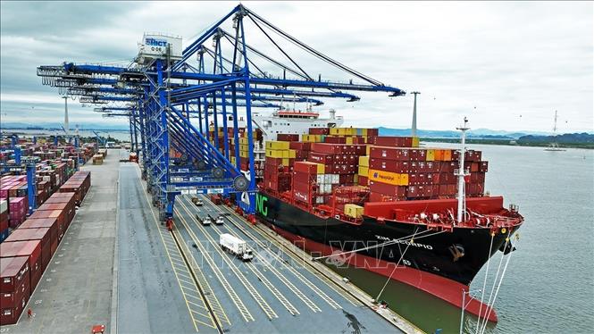 Hàng hoá xuất nhập khẩu qua Cảng Lạch Huyện, thành phố Hải Phòng. Ảnh: Vũ Sinh - TTXVN