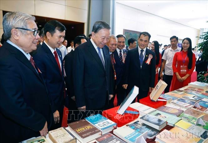 Tổng Bí thư, Chủ tịch nước Tô Lâm xem trưng bày giới thiệu tại lễ kỷ niệm 120 năm Ngày truyền thống Đại học Quốc gia Hà Nội (16/5/1906 - 16/5/2026) và đón nhận Huân chương Lao động hạng Nhất. Ảnh: Thống Nhất – TTXVN