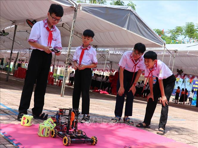 Học sinh điều khiển sản phẩm sáng tạo tại Trường Trung học cơ sở Tân Xuân (phường Bình Phước, thành phố Đồng Nai). Ảnh: K GỬIH-TTXVN