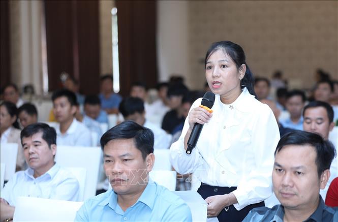 Chị Hoàng Thị Thếp, đại diện Hội nông dân xã Hữu Liên, tỉnh Lạng Sơn nêu câu hỏi về hỗ trợ xã xử lý một số điểm thường xuyên bị ngập úng khi có mưa lớn, gây ảnh hưởng nghiêm trọng đến việc đi lại và giao thương của nhân dân. Ảnh: Anh Tuấn – TTXVN