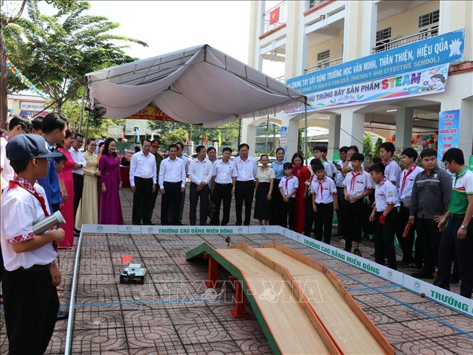 Học sinh giới thiệu sản phẩm sáng tạo tại Trường Trung học cơ sở Tân Xuân (phường Bình Phước, thành phố Đồng Nai). Ảnh: K GỬIH-TTXVN