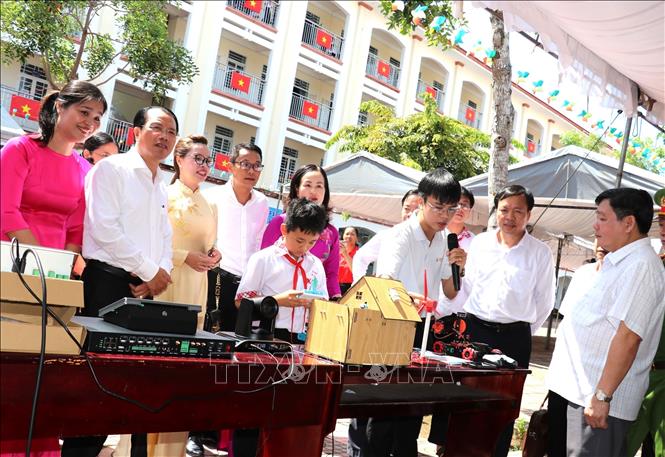 Học sinh giới thiệu sản phẩm sáng tạo tại Trường Trung học cơ sở Tân Xuân (phường Bình Phước, thành phố Đồng Nai). Ảnh: K GỬIH-TTXVN