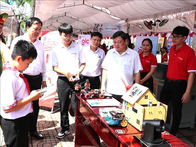 Học sinh giới thiệu sản phẩm sáng tạo tại Trường Trung học cơ sở Tân Xuân (phường Bình Phước, thành phố Đồng Nai). Ảnh: K GỬIH-TTXVN