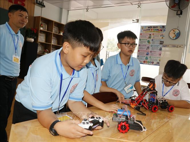 Học sinh thực hiện sản phẩm sáng tạo tại Trường Trung học cơ sở Tân Xuân (phường Bình Phước, thành phố Đồng Nai). Ảnh: K GỬIH-TTXVN