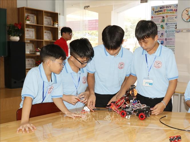 Học sinh thực hiện sản phẩm sáng tạo tại Trường Trung học cơ sở Tân Xuân (phường Bình Phước, thành phố Đồng Nai). Ảnh: K GỬIH-TTXVN