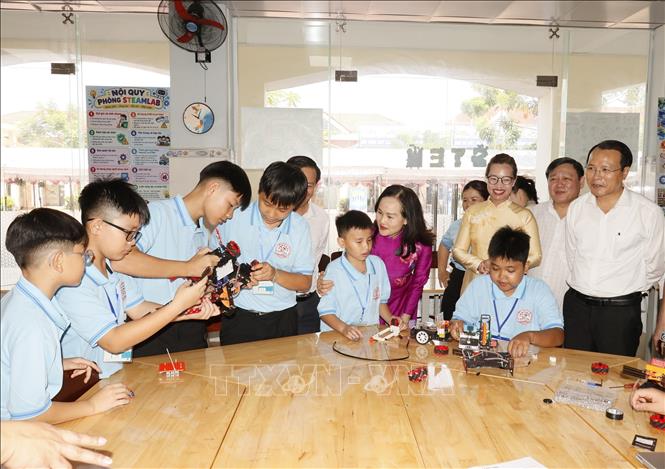 Học sinh giới thiệu sản phẩm sáng tạo tại Trường Trung học cơ sở Tân Xuân (phường Bình Phước, thành phố Đồng Nai). Ảnh: K GỬIH-TTXVN