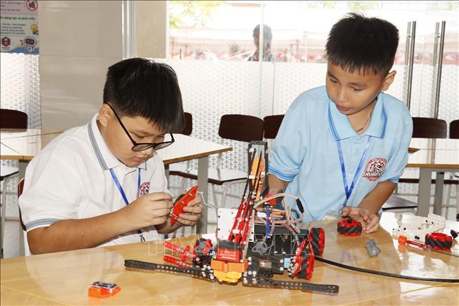 Học sinh thực hiện sáng chế mô hình tại Trường Trung học cơ sở Tân Xuân (phường Bình Phước, thành phố Đồng Nai). Ảnh: K GỬIH-TTXVN