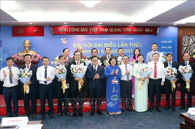 Lãnh đạo Hội Nhà báo Việt Nam và Thành ủy Thành phố Hồ Chí Minh tặng hoa chúc mừng Ban Chấp hành Hội Nhà báo Thành phố Hồ Chí Minh khóa I tại Đại hội. Ảnh: Tiến Lực - TTXVN
