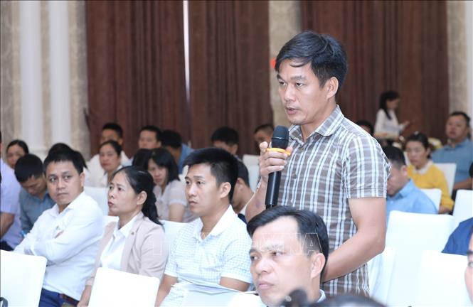 Anh Đỗ Văn Dũng, Giám đốc HTX Sản xuất Nông nghiệp và Thương mại Phúc An, thôn Xuân Mai, xã Yên Phúc, tỉnh Lạng Sơn đặt câu hỏi tại hội nghị. Ảnh: Anh Tuấn – TTXVN