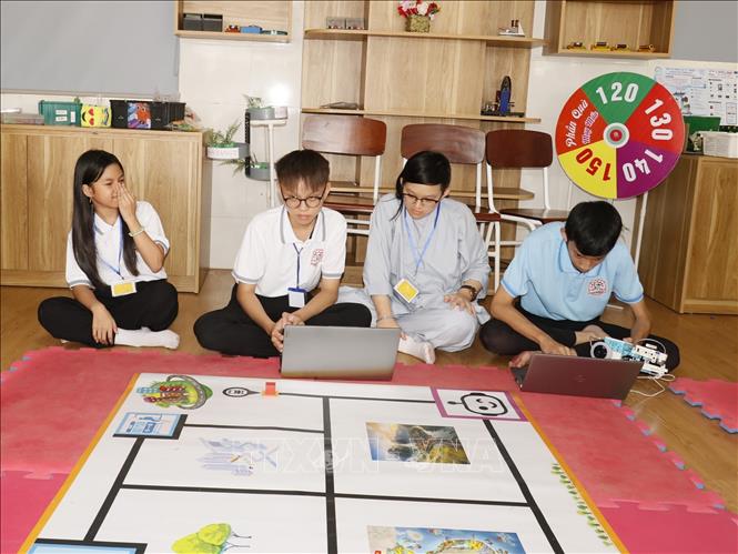 Học sinh thực hành tại mô hình 