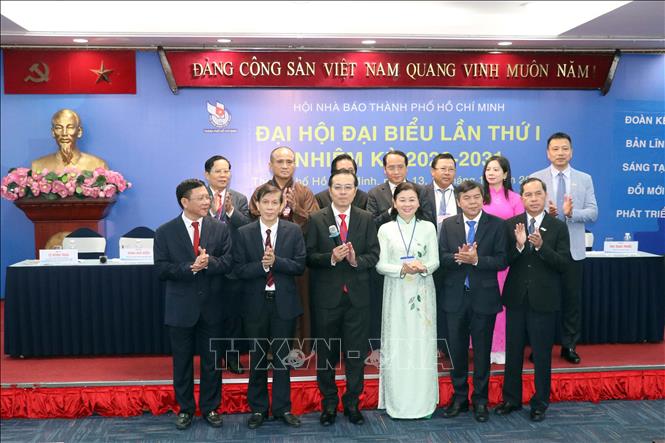 Ban Chấp hành Hội Nhà báo Thành phố Hồ Chí Minh khóa I ra mắt Đại hội. Ảnh: Tiến Lực - TTXVN