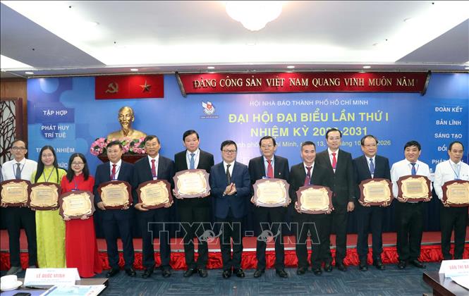 Tặng kỷ niệm chương cho các Ủy viên Ban Chấp hành nhiệm kỳ 2020 – 2026 không tái cử. Ảnh: Tiến Lực - TTXVN