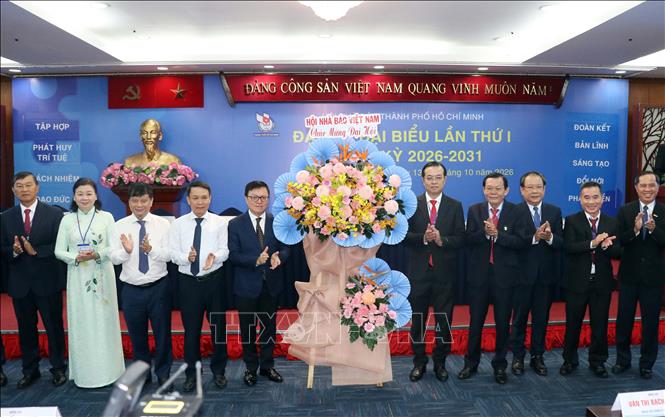 Ông Lê Quốc Minh, Ủy viên Trung ương Đảng, Tổng biên tập Báo Nhân Dân, Chủ tịch Hội Nhà báo Việt Nam tặng hoa chúc mừng Đại hội. Ảnh: Tiến Lực - TTXVN