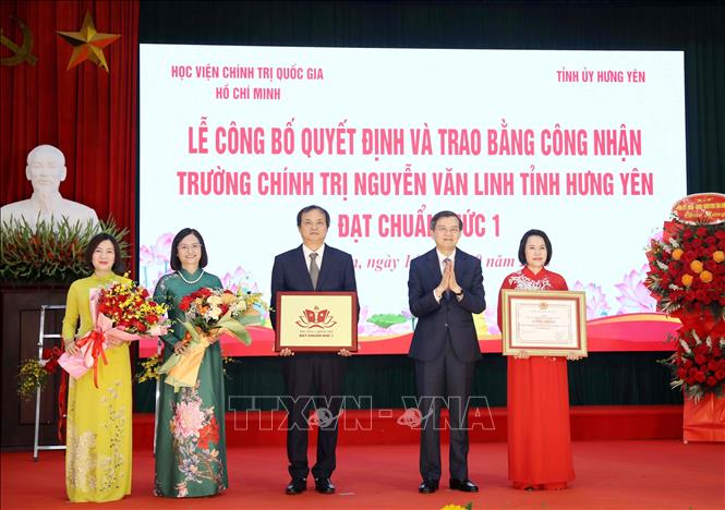 Ủy viên Bộ Chính trị, Giám đốc Học viện Chính trị quốc gia Hồ Chí Minh Đoàn Minh Huấn trao Bằng công nhận Trường Chính trị Nguyễn Văn Linh đạt chuẩn mức 1. Ảnh: Thế Duyệt – TTXVN