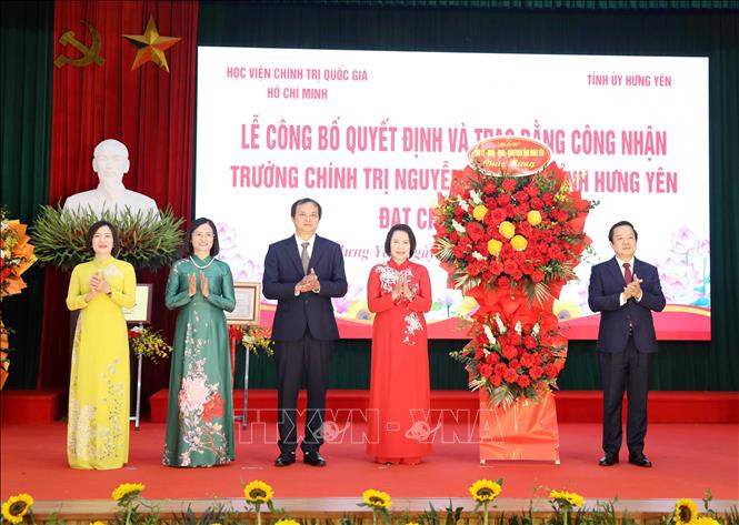 Ủy viên Trung ương Đảng, Bí thư Tỉnh ủy Hưng Yên Phạm Quang Ngọc tặng hoa chúc mừng Trường Chính trị Nguyễn Văn Linh. Ảnh: Thế Duyệt – TTXVN