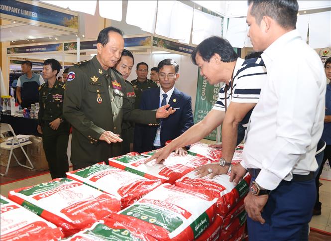 Quốc vụ khanh Bộ Quốc phòng Campuchia Tan Thanna tìm hiểu sản phẩm được trưng bày tại hội chợ. Ảnh: Minh Hưng - PV TTXVN tại Campuchia