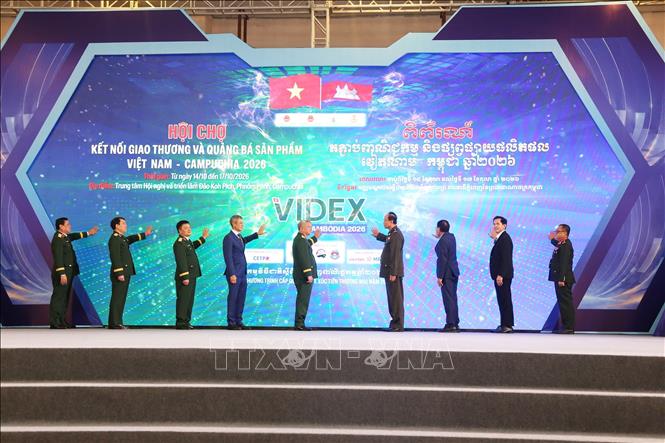 Đại diện Ban tổ chức thực hiện nghi lễ khai mạc hội chợ. Ảnh: Minh Hưng - PV TTXVN tại Campuchia