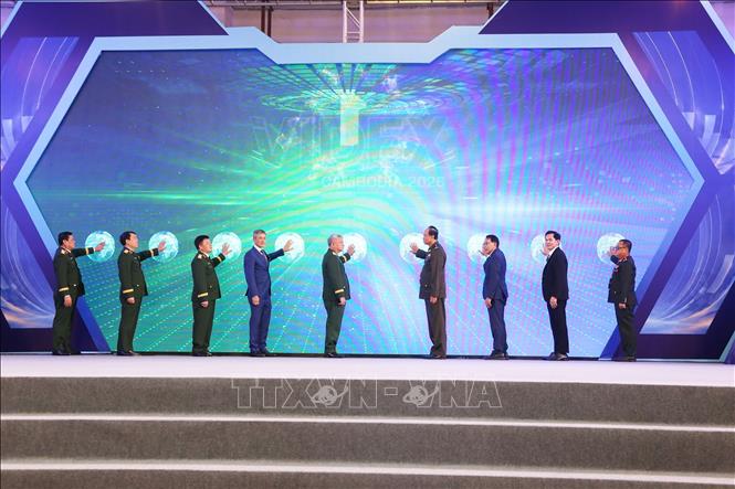 Các đại biểu đại diện cho Ban tổ chức thực hiện nghi lễ khai mạc hội chợ. Ảnh: Minh Hưng - PV TTXVN tại Campuchia