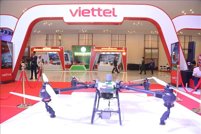 Sản phẩm của Tập đoàn Viettel (Việt Nam) trưng bày tại hội chợ. Ảnh: Minh Hưng - PV TTXVN tại Campuchia