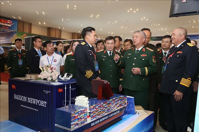 Thứ trưởng Nguyễn Quang Ngọc (thứ hai từ phải sang) cùng các đại biểu tham quan gian hàng của công ty Tân Cảng Sài Gòn. Ảnh: Minh Hưng - PV TTXVN tại Campuchia