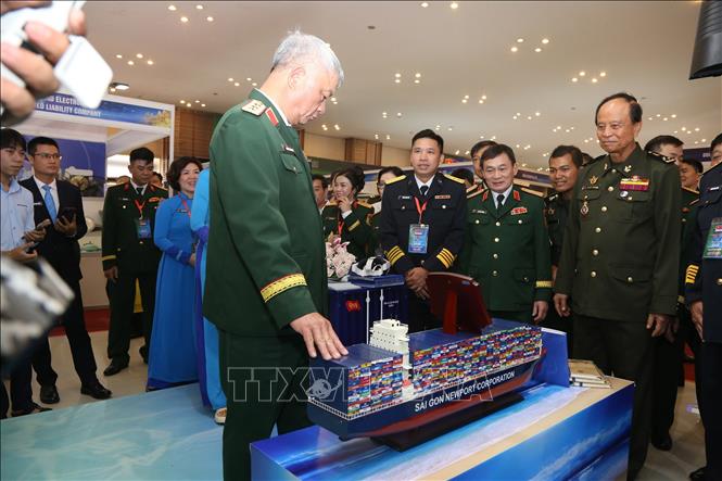 Thứ trưởng Bộ Quốc phòng Nguyễn Quang Ngọc cùng các đại biểu tham quan gian hàng của công ty Tân Cảng Sài Gòn. Ảnh: Minh Hưng - PV TTXVN tại Campuchia