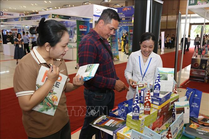Khách tham quan tìm hiểu các mặt hàng được trưng bày tại hội chợ. Ảnh: Minh Hưng - PV TTXVN tại Campuchia