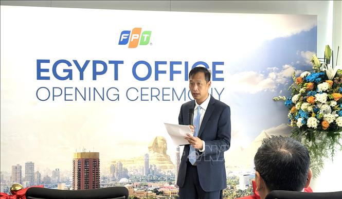 Vietnamese Ambassador to Egypt Nguyen Nam Duong delivers remarks at the inauguration ceremony. VNA Photo: Hoàng Nhương