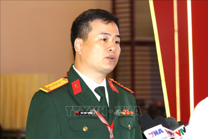 Đại tá Mai Quốc Trưởng, Phó Tham mưu trưởng Tổng cục Công nghiệp Quốc phòng, thành viên Ban Tổ chức hội chợ, trả lời phỏng vấn TTXVN. Ảnh: Huy Bình - PV TTXVN tại Campuchia