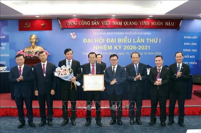 Tặng Bằng khen của Hội Nhà báo Việt Nam cho tập thể Hội Nhà báo Thành phố Hồ Chí Minh. Ảnh: Tiến Lực - TTXVN