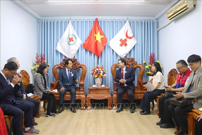Nguyen Minh Nhut, President of the Ho Chi Minh City Red Cross Society, receives President of RoK Incheon Red Cross Society Cho Euiyoung. VNA Photo: Thanh Vũ