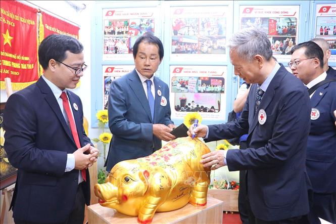 President of RoK Incheon Red Cross Society Cho Euiyoung and delegates participate in humanitarian social activities. VNA Photo: Thanh Vũ