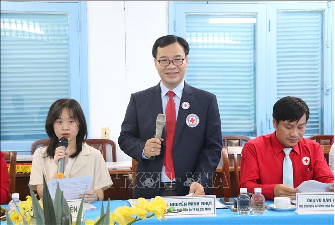 Nguyen Minh Nhut, President of the Ho Chi Minh City Red Cross Society, speaks at the working session. VNA Photo: Thanh Vũ