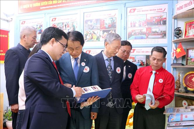 President of RoK Incheon Red Cross Society Cho Euiyoung and other delegates visit the Ho Chi Minh cultural space at the headquarters of the Ho Chi Minh City Red Cross Society. VNA Photo: Thanh Vũ