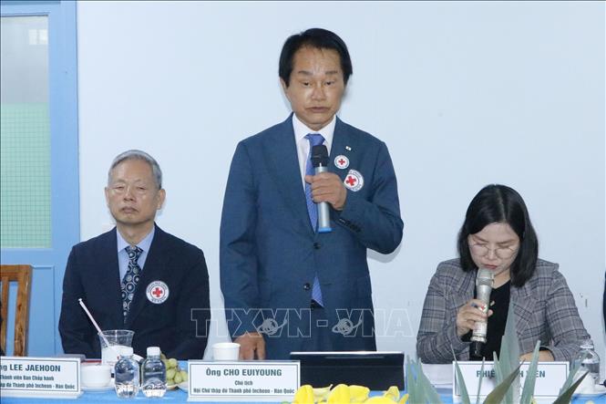 President of RoK Incheon Red Cross Society Cho Euiyoung speaks at the working session. VNA Photo: Thanh Vũ