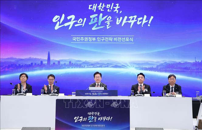 Tổng thống Hàn Quốc Lee Jae Myung (giữa) tại lễ công bố chiến lược dân số quốc gia ở Seoul, ngày 14/10/2026. Ảnh: Yonhap/TTXVN phát