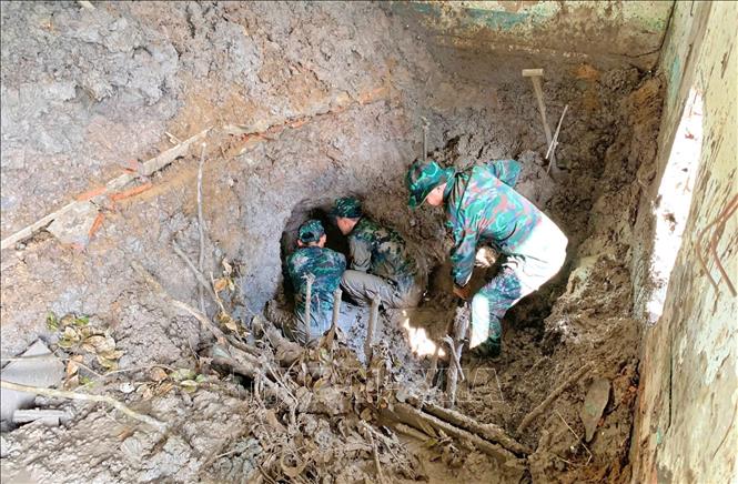 Cán bộ, chiến sĩ Đội tìm kiếm, quy tập hài cốt liệt sĩ (lâm thời) tích cực tìm kiếm hài cốt liệt sĩ. Ảnh: TTXVN phát