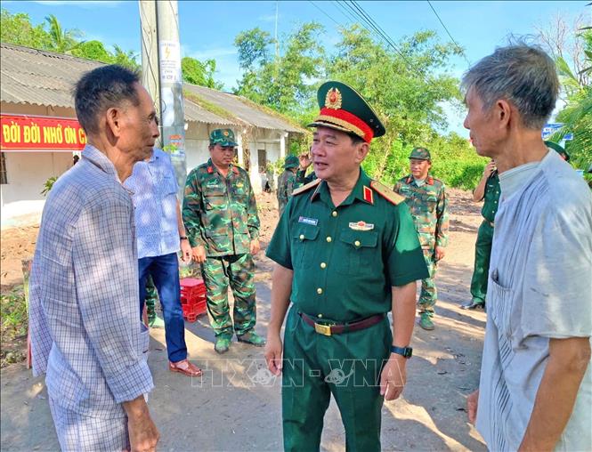 Thiếu tướng Nguyễn Văn Ngành, Chỉ huy trưởng Bộ Chỉ huy Quân sự tỉnh Cà Mau, trao đổi với các nhân chứng lịch sử, mong muốn tiếp nhận thêm thông tin phục vụ công tác tìm kiếm, quy tập hài cốt liệt sĩ. Ảnh: TTXVN phát