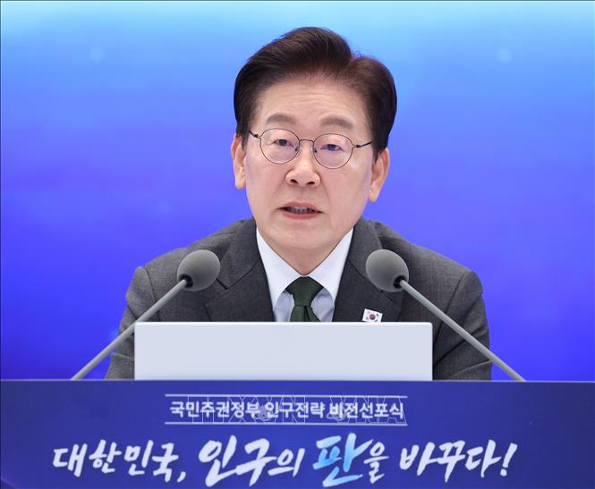 Tổng thống Hàn Quốc Lee Jae Myung (giữa) tại lễ công bố chiến lược dân số quốc gia ở Seoul, ngày 14/10/2026. Ảnh: Yonhap/TTXVN phát