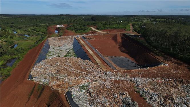Tập kết, đổ rác tràn lan, gây ô nhiễm môi trường. Ảnh: Hưng Thịnh – TTXVN