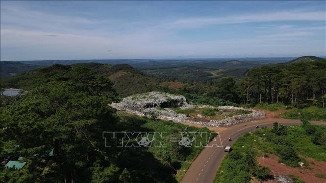  Rác thải tồn đọng tại bãi rác cũ của xã Kiến Đức. Ảnh: Hưng Thịnh – TTXVN