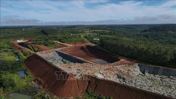 Bãi rác xã Kiến Đức nhìn từ trên cao. Ảnh: Hưng Thịnh – TTXVN