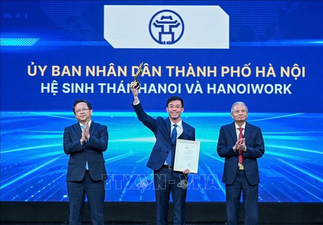 UBND thành phố Hà Nội được trao giải ở hạng mục “Cơ quan nhà nước chuyển đổi số xuất sắc”. Ảnh: Thu Phương - TTXVN