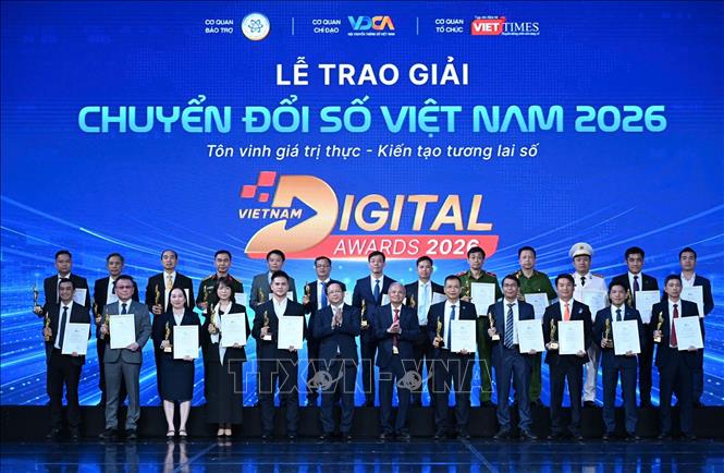 Đại diện các tập thể, cá nhân được nhận Giải thưởng Chuyển đổi số Việt Nam năm 2026 nhận giải. Ảnh: Thu Phương - TTXVN