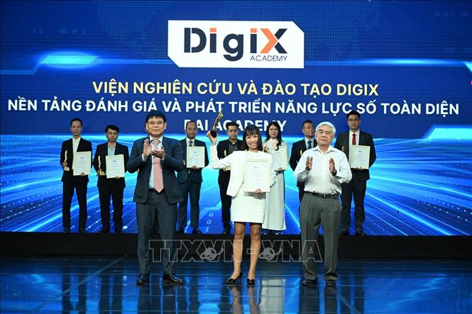 Viện Nghiên cứu và đào tạo DIGIX được vinh danh ở hạng mục “Sản phẩm, dịch vụ, giải pháp công nghệ số xuất sắc” với sản phẩm “Nền tảng Đánh giá và Phát triển Năng lực số toàn diện - DAI Academy”. Ảnh: Thu Phương - TTXVN